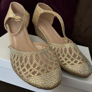 Women’s Size 9 Sparkling Evening Shoes in champagne color 🍾✨🍾 super cute